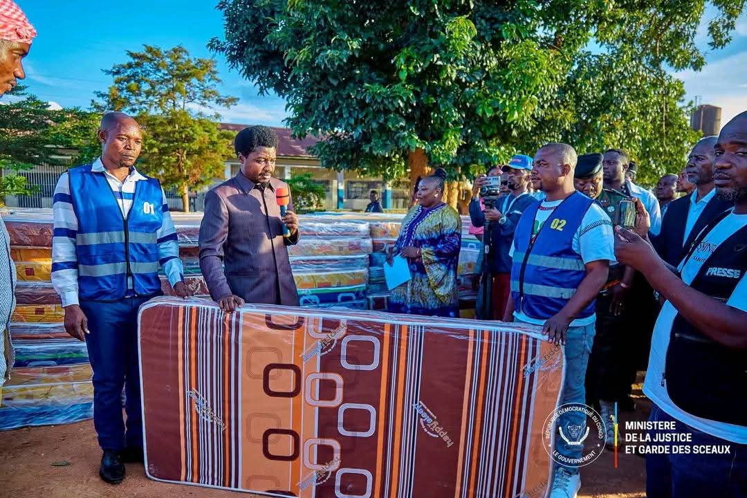 LUBUMBASHI : LES DÉTENUS DE LA PRISON CENTRALE DE KASAPA BÉNÉFICIENT D’UN NOUVEAU LOT DE MATELAS