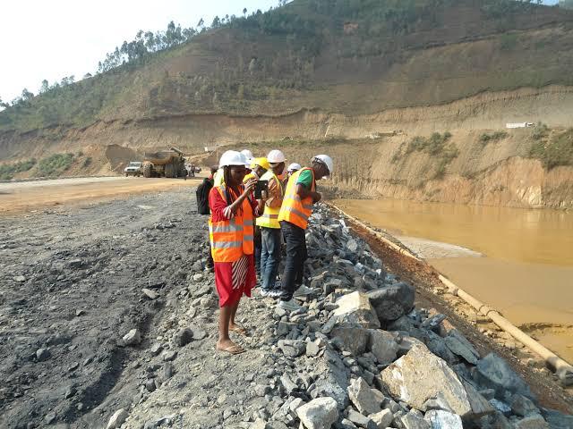 Sud-Kivu : La population de Mwenga Nord exige le départ des Chinois de Ultrawell qui se livrent à l’exploitation artisanale dans la mine de Twangiza