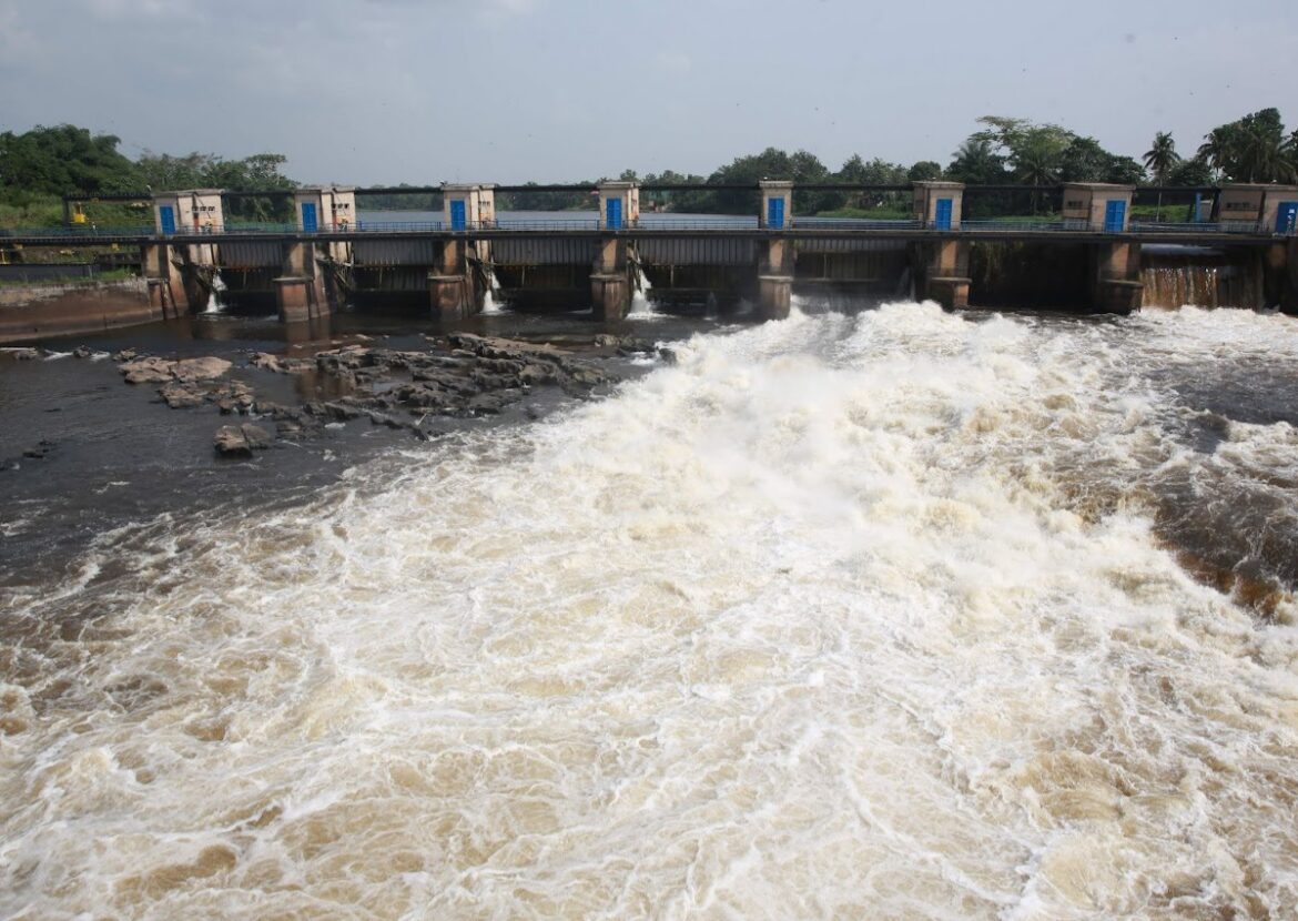 Idiofa: avancée des travaux d’électrification, la ligne basse tension en phase d’installation