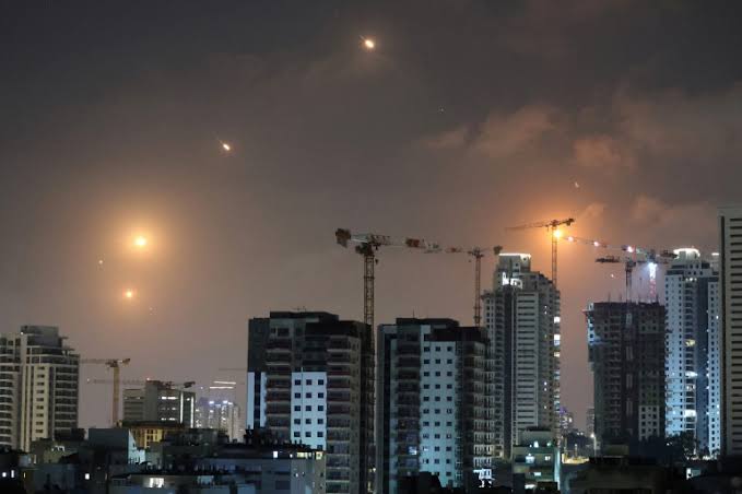 🔴 URGENT | Nuit d’escalade au Moyen-Orient : Tel-Aviv sous une pluie de missiles iraniens
