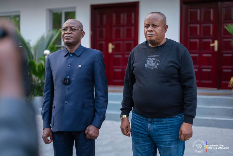 Accompagné du Vice-ministre du Budget ainsi que du Secrétaire Général au Budget, Adolphe Muzito supervise les travaux d’élaboration du projet de loi de finances pour l’exercice 2026.