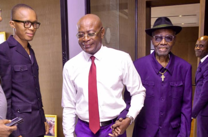 « Un grand honneur pour moi d’avoir reçu dans mon bureau de travail l’un des pionniers et monuments vivants de la musique congolaise, le doyen Jeannot Bombenga Wewando, âgé de 91 ans » ( Élysé Bokumwana Maposo)