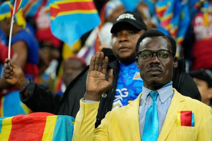 CAN : La Fédération algérienne de football honore le supporter congolais “Lumumba”
